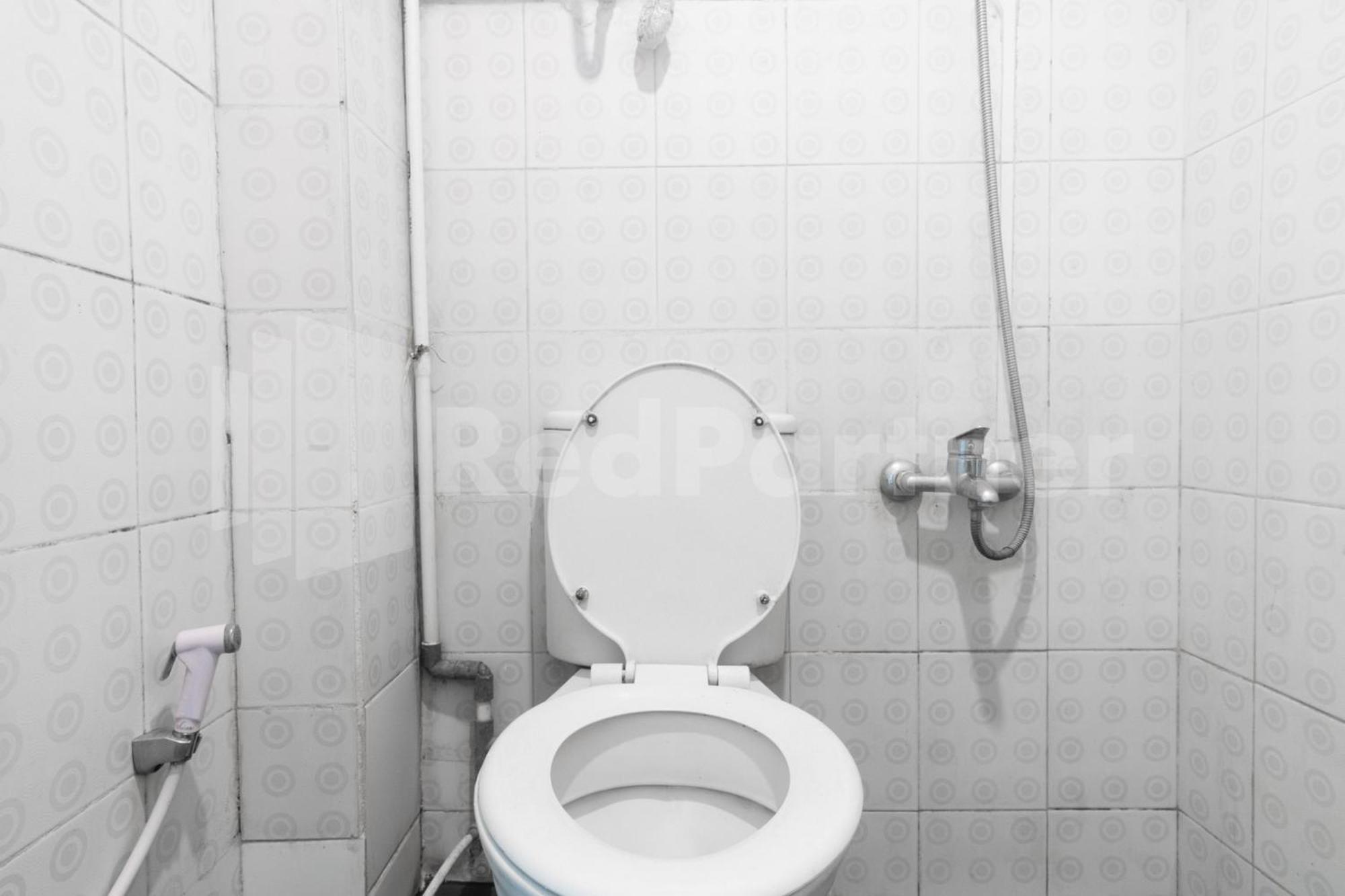 Teratai Guesthouse At Rs Adam Malik Medan Mitra Reddoorz ภายนอก รูปภาพ